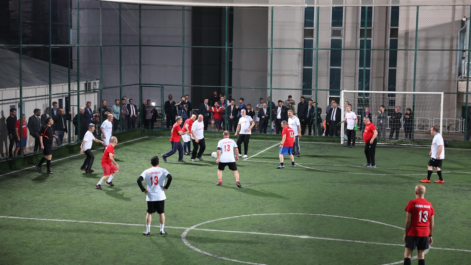 Çalışma ve Sosyal Güvenlik Bakanı Prof. Dr. Vedat Işıkhan, sendika temsilcileriyle halı sahada futbol maçı yaptı.