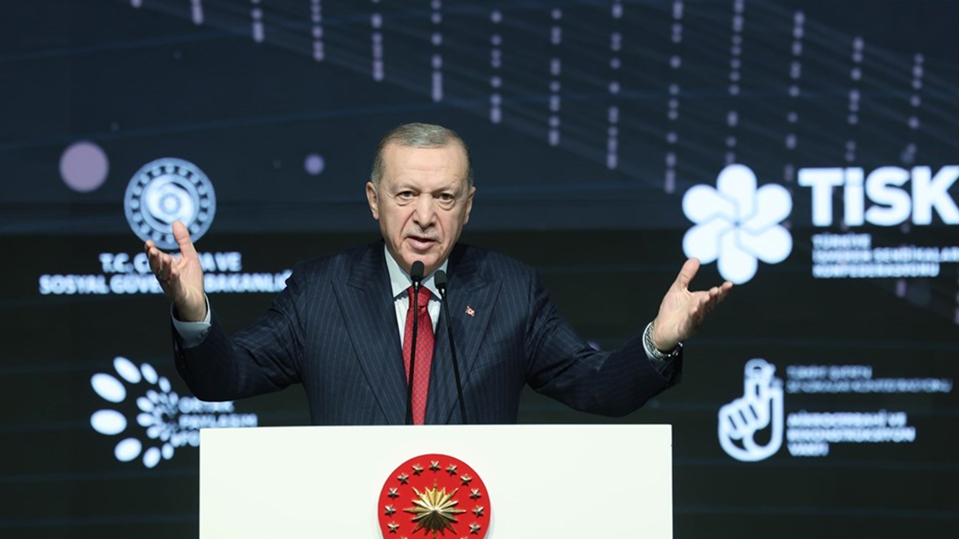 Çalışma ve Sosyal Güvenlik Bakanı Prof. Dr. Vedat Işıkhan, Cumhurbaşkanı Recep Tayyip Erdoğan’ın katılımıyla Çalışma ve Sosyal Güvenlik Bakanlığı ve Türkiye İşveren Sendikaları Konfederasyonu (TİSK) tarafından düzenlenen Ortak Paylaşım Forumu’nda konuştu.