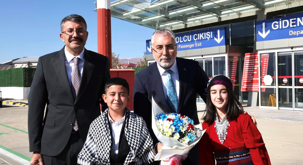 Çalışma ve Sosyal Güvenlik Bakanı Prof. Dr. Vedat Işıkhan, çeşitli ziyaretlerde bulunmak ve programlara katılmak üzere Hakkari’ye gitti.