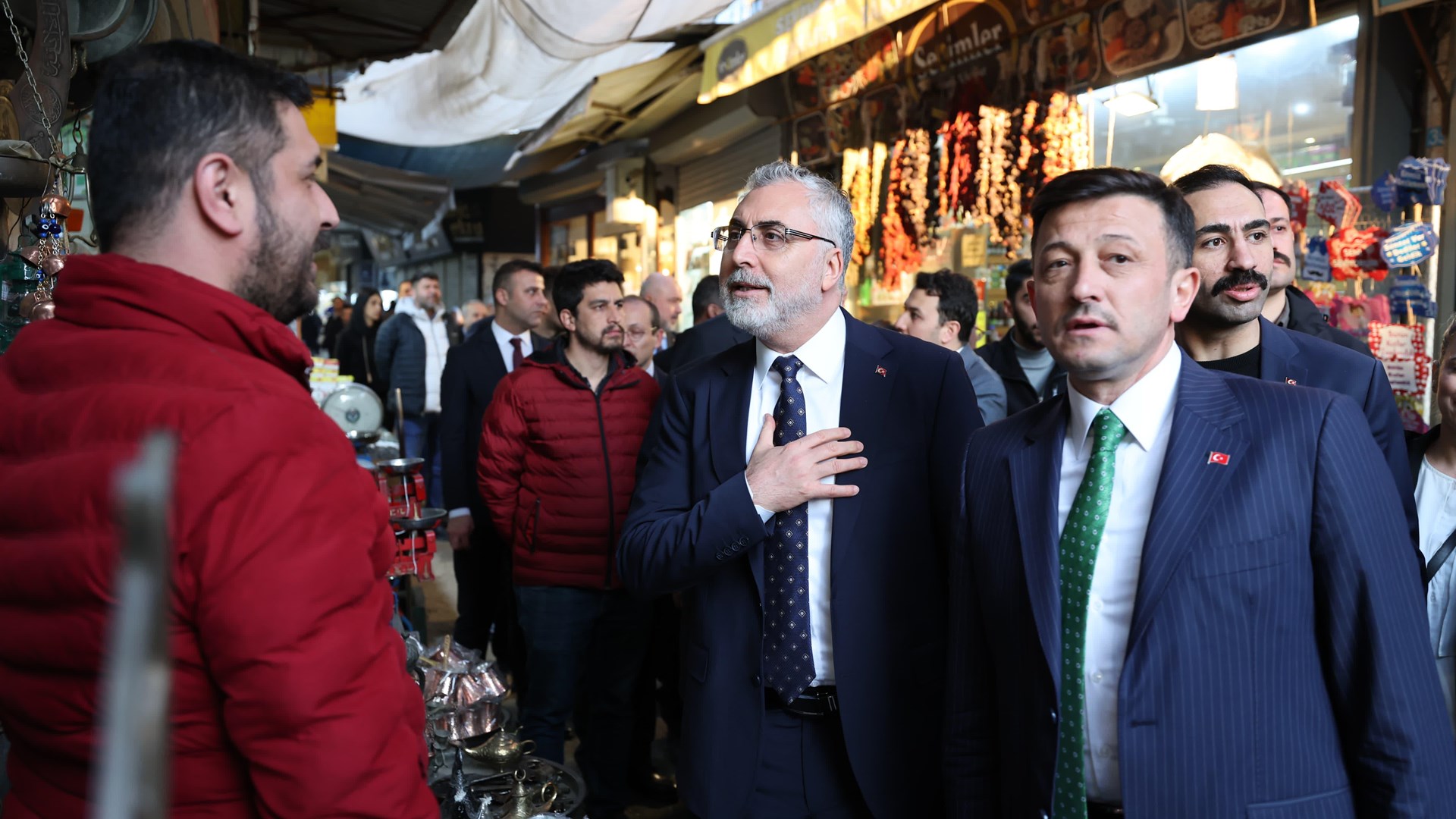 Çalışma ve Sosyal Güvenlik Bakanı Prof. Dr. Vedat Işıkhan, programlara katılmak ve çeşitlik temaslarda bulunmak üzere İzmir’e gitti.