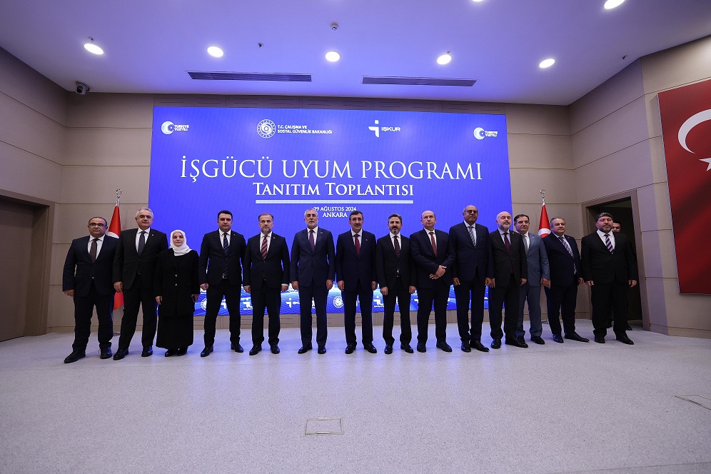 Çalışma ve Sosyal Güvenlik Bakanı Prof. Dr. Vedat Işıkhan, Yeni bir aktif işgücü programı olarak Türkiye İş Kurumu (İŞKUR) tarafından tasarlanan İşgücü Uyum Programı’nın (İUP) İŞKUR Genel Müdürlüğü’nde düzenlenen tanıtım toplantısına katıldı. 