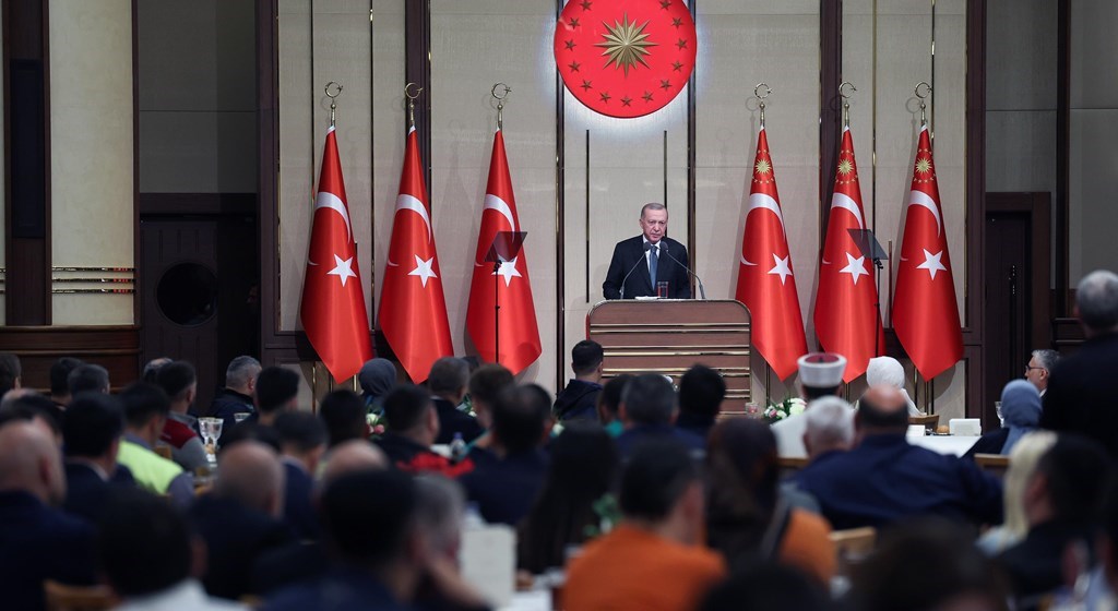"Emeğin, Sendikal Örgütlenmenin ve İstihdamın Geleceği" temasıyla 29-30 Nisan tarihlerinde düzenlenen 13. Çalışma Meclisi, Cumhurbaşkanı Recep Tayyip Erdoğan’ın teşrifleriyle Cumhurbaşkanlığı Külliyesi Sergi Salonu'nda düzenlenen yemekle sona erdi.