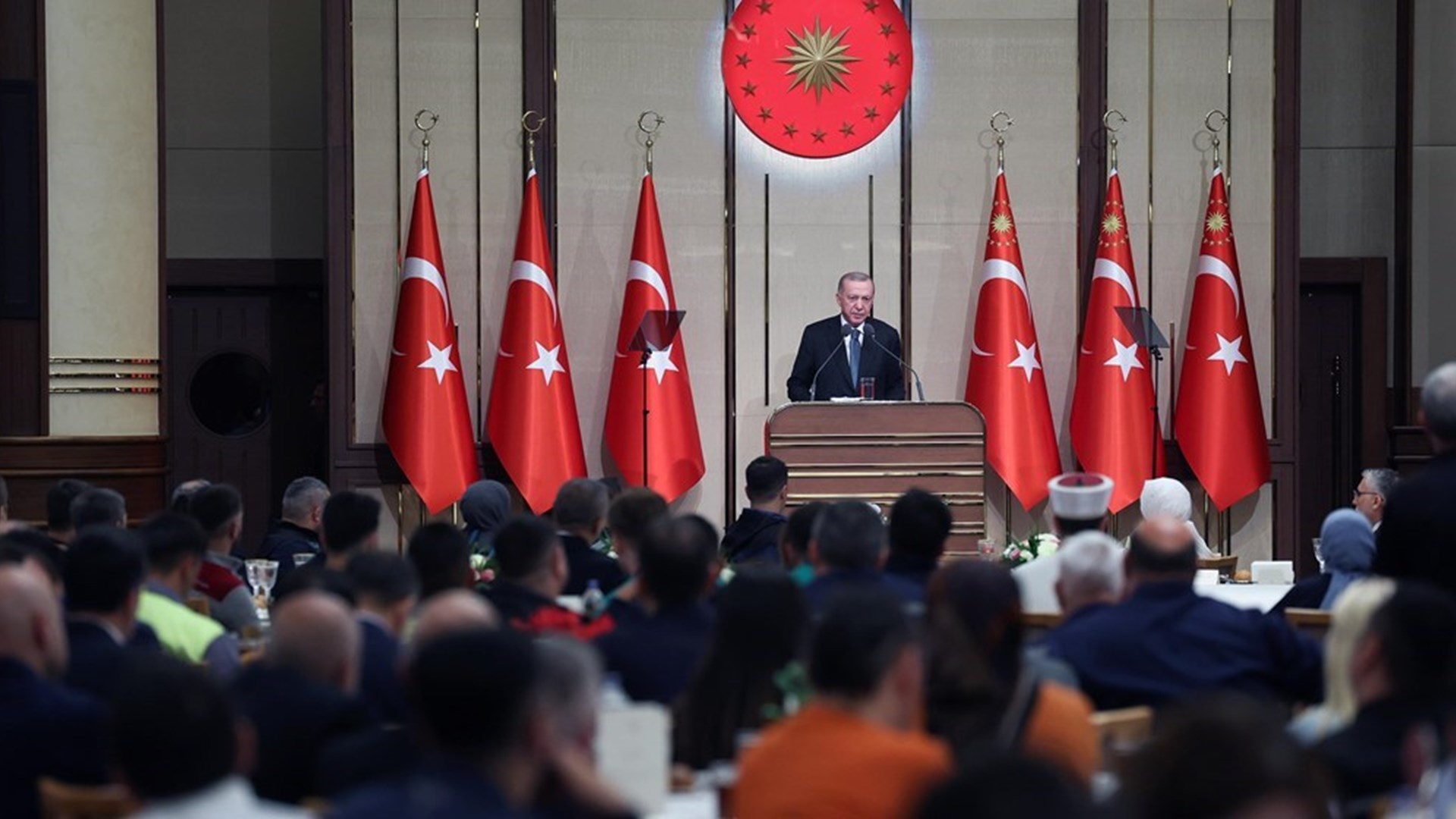 "Emeğin, Sendikal Örgütlenmenin ve İstihdamın Geleceği" temasıyla 29-30 Nisan tarihlerinde düzenlenen 13. Çalışma Meclisi, Cumhurbaşkanı Recep Tayyip Erdoğan’ın teşrifleriyle Cumhurbaşkanlığı Külliyesi Sergi Salonu'nda düzenlenen yemekle sona erdi.