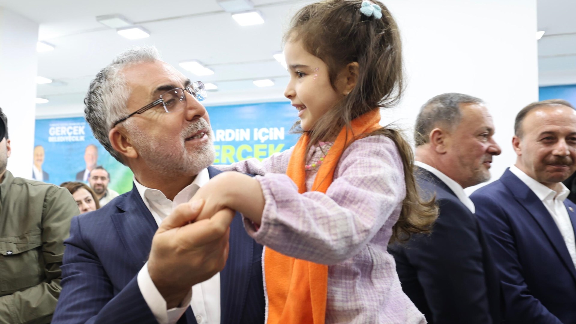 Çalışma ve Sosyal Güvenlik Bakanı Prof. Dr. Vedat Işıkhan, programlara katılmak ve çeşitli ziyaretlerde bulunmak üzere Mardin’e gitti.