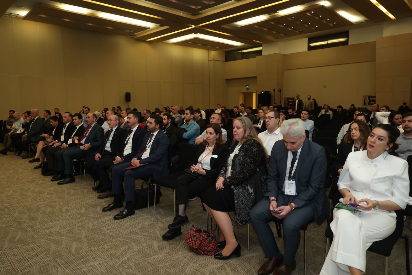 6-8 Mayıs 2026 tarihleri arasında İstanbul Kongre Merkezi’nde düzenlenen 6. Türk İş Güvenliği ve Sağlığı Fuarı (TOS+H Expo) bünyesindeki sempozyuma, İstanbul Rehberlik ve Teftiş Grup Başkanlığı yönetici ve müfettişlerince katılım sağlanarak; iş sağlığı ve güvenliği üzerine teknik sunumlar gerçekleştirildi.
