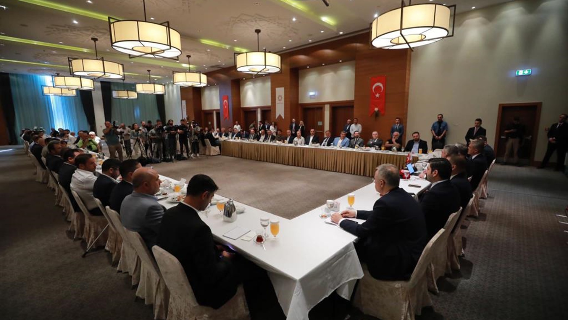 Minister of Labour and Social Security Prof. Dr. Vedat Işıkhan attended the meeting “Session with Businesspersons and Representatives of Non-Governmental Organizations” convened in Mardin, where he paid a visit to hold talks.