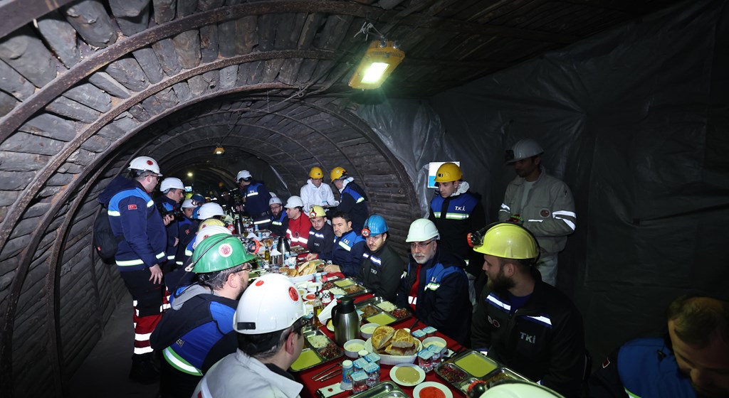Çalışma ve Sosyal Güvenlik Bakanı Prof. Dr. Vedat Işıkhan, çeşitli temaslarda bulunmak ve programlara katılmak üzere Kütahya’ya gitti.
