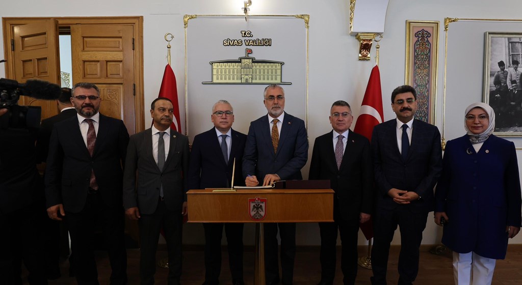 Çalışma ve Sosyal Güvenlik Bakanı Prof. Dr. Vedat Işıkhan, çeşitli temaslarda bulunmak ve “Milli Müdafaadan Milli Kalkınmaya; Türkiye Yüzyılı’nın Kadınları, Kadın İstihdam Sistemi İş Pozitif Tanıtım Programı ve Fuar Açılışı” programına katılmak üzere Sivas’a gitti.