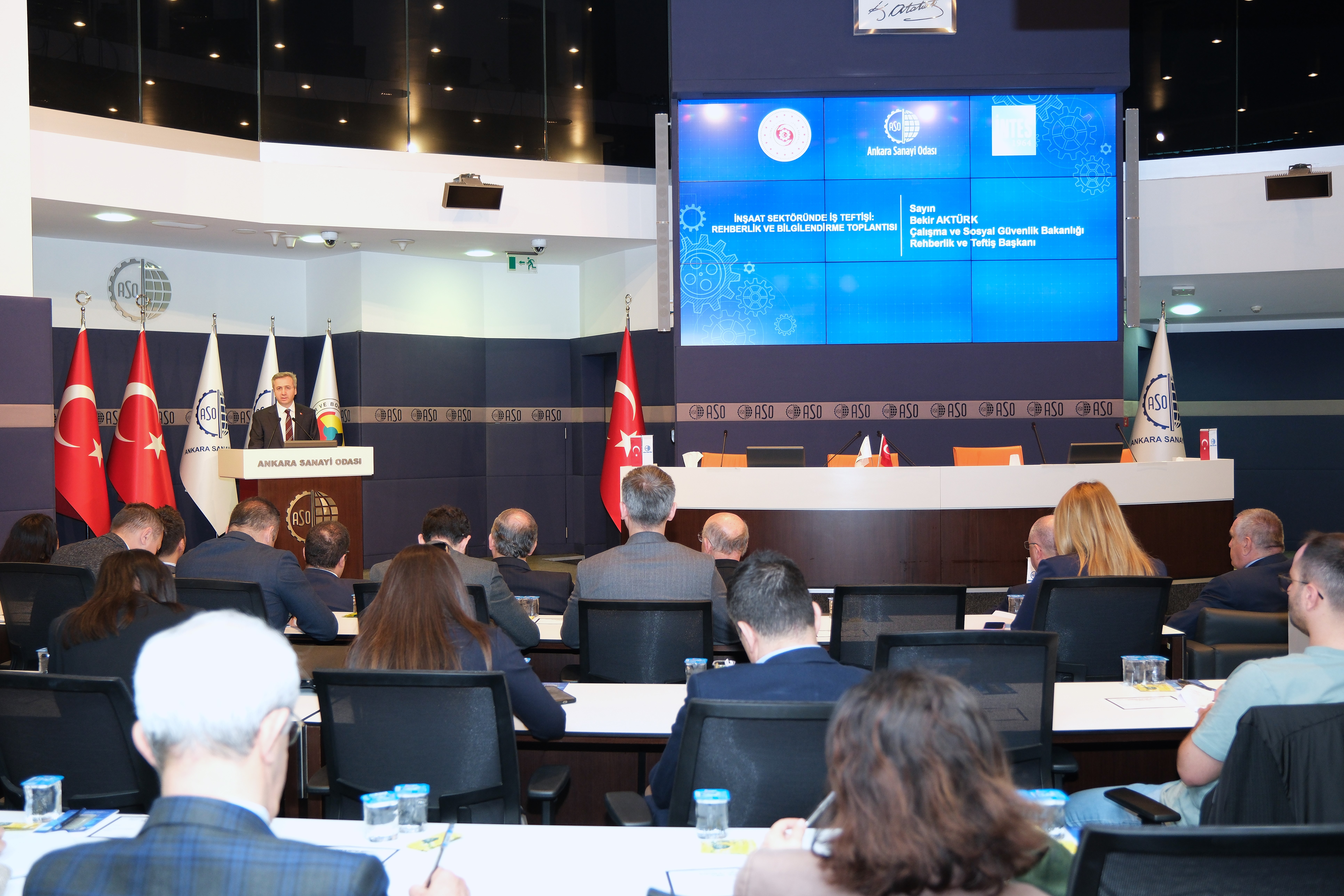 Rehberlik ve Teftiş Başkanlığı tarafından çalışma ortamı ile çalışma koşullarına ilişkin farkındalık oluşturmak amacıyla düzenlenen rehberlik ve bilgilendirme toplantısı, Ankara Sanayi Odası (ASO) ev sahipliğinde Türkiye İnşaat Sanayicileri İşveren Sendikası(İNTES) ile Türkiye Müteahhitler Birliği’nden(TMB) sektör temsilcilerinin katılımıyla 24 Nisan 2025 tarihinde gerçekleştirildi.