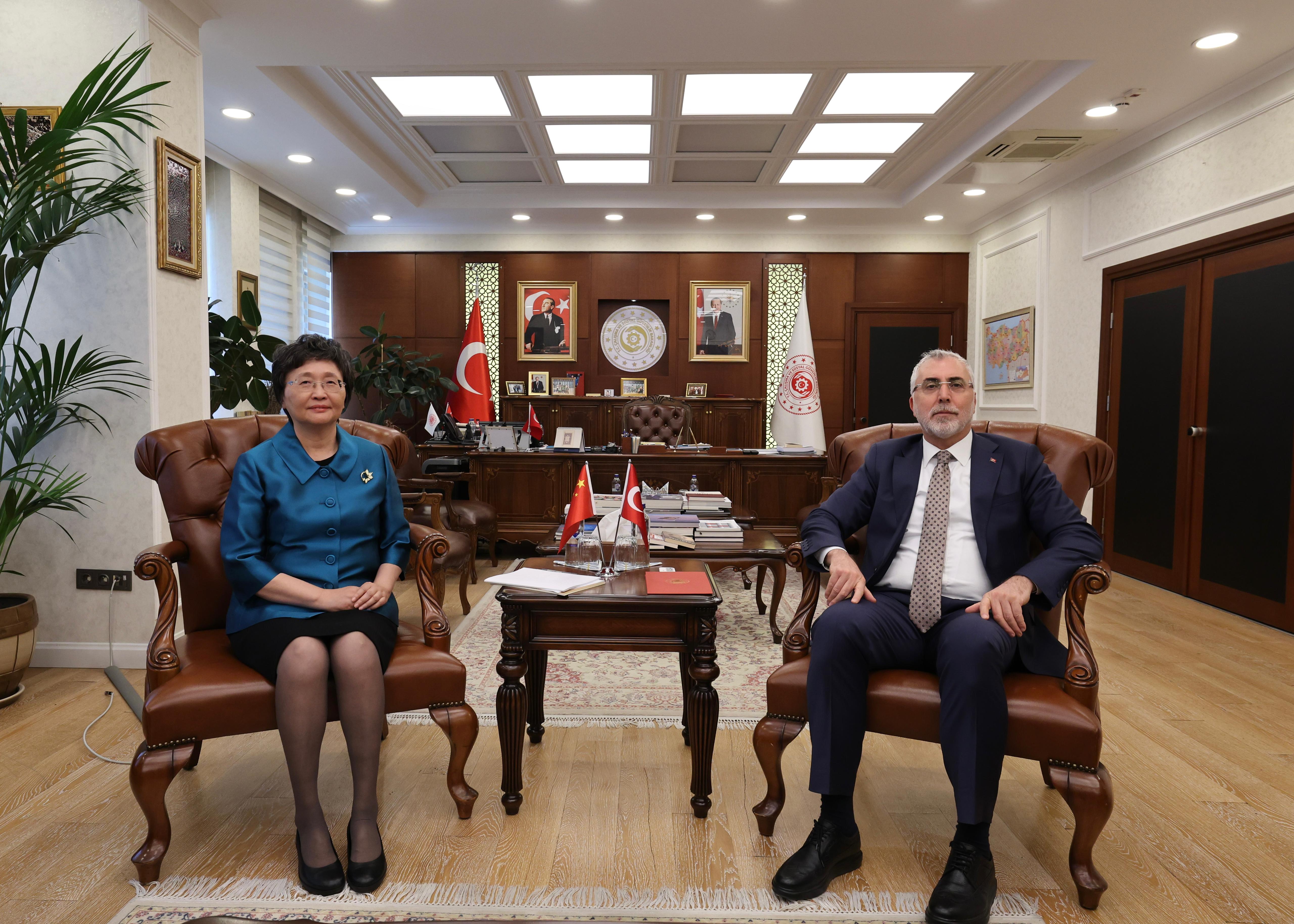 Bakan Işıkhan, Çinli Mevkidaşı Wang Xiaoping ile Bakanlıkta Bir Araya Geldi
