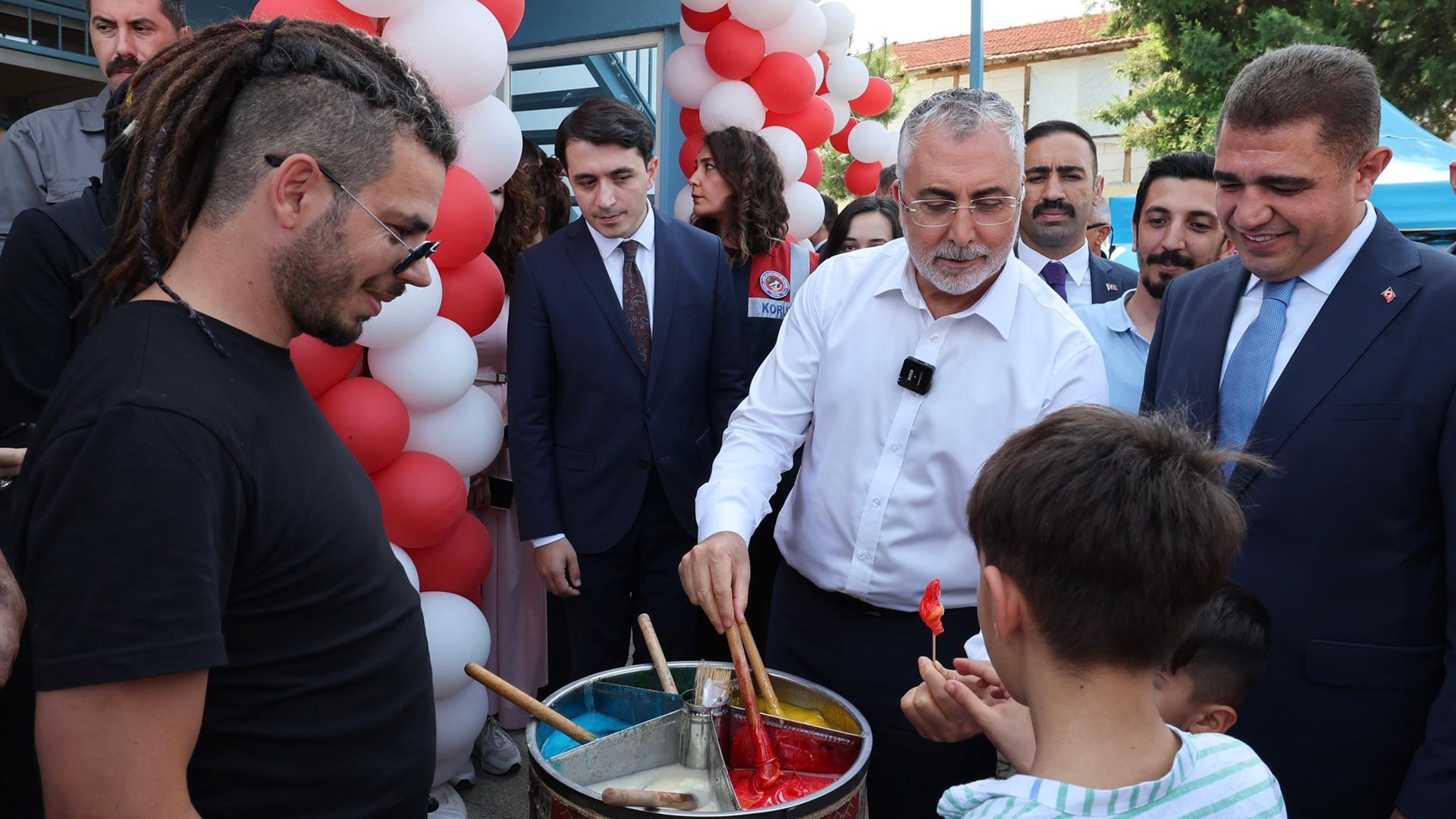 Çalışma ve Sosyal Güvenlik Bakanı Prof. Dr. Vedat Işıkhan, çeşitli ziyaretlerde bulunmak ve AK Parti Düzce İl Danışma Meclisi Toplantısı’na katılmak üzere Düzce’ye gitti.