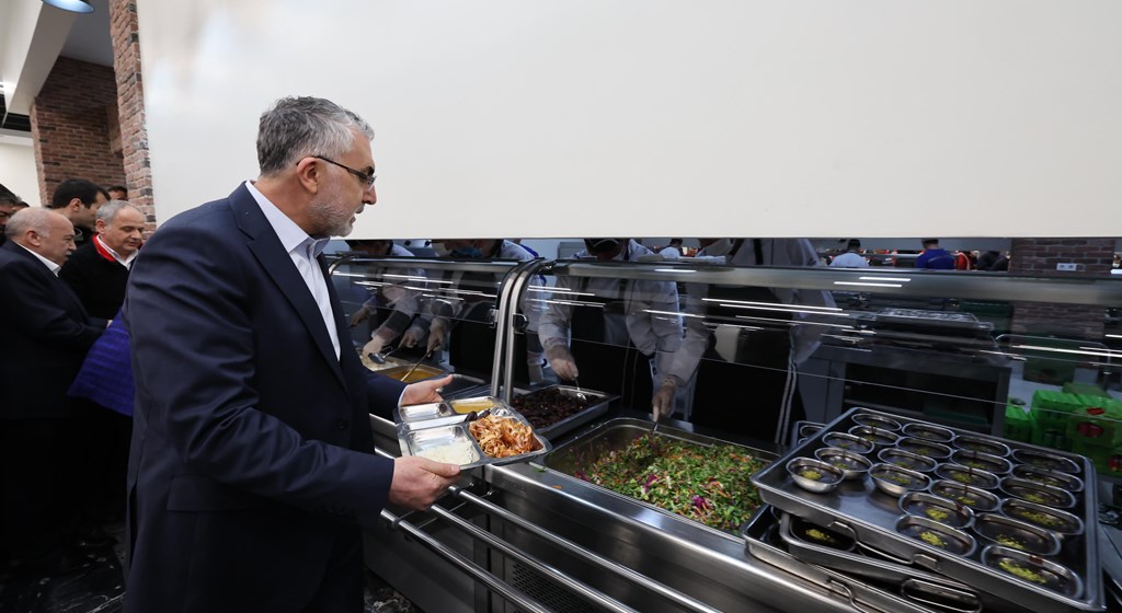 Çalışma ve Sosyal Güvenlik Bakanı Prof. Dr. Vedat Işıkhan, çeşitli temaslarda bulunmak ve programlara katılmak üzere Kırşehir’e gitti.