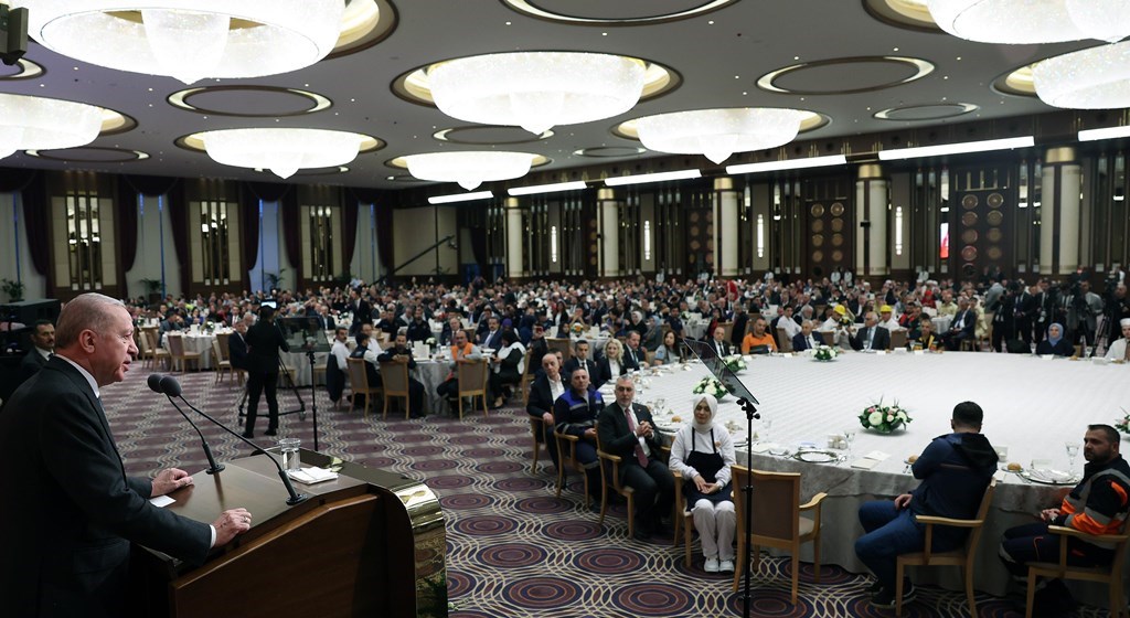 "Emeğin, Sendikal Örgütlenmenin ve İstihdamın Geleceği" temasıyla 29-30 Nisan tarihlerinde düzenlenen 13. Çalışma Meclisi, Cumhurbaşkanı Recep Tayyip Erdoğan’ın teşrifleriyle Cumhurbaşkanlığı Külliyesi Sergi Salonu'nda düzenlenen yemekle sona erdi.