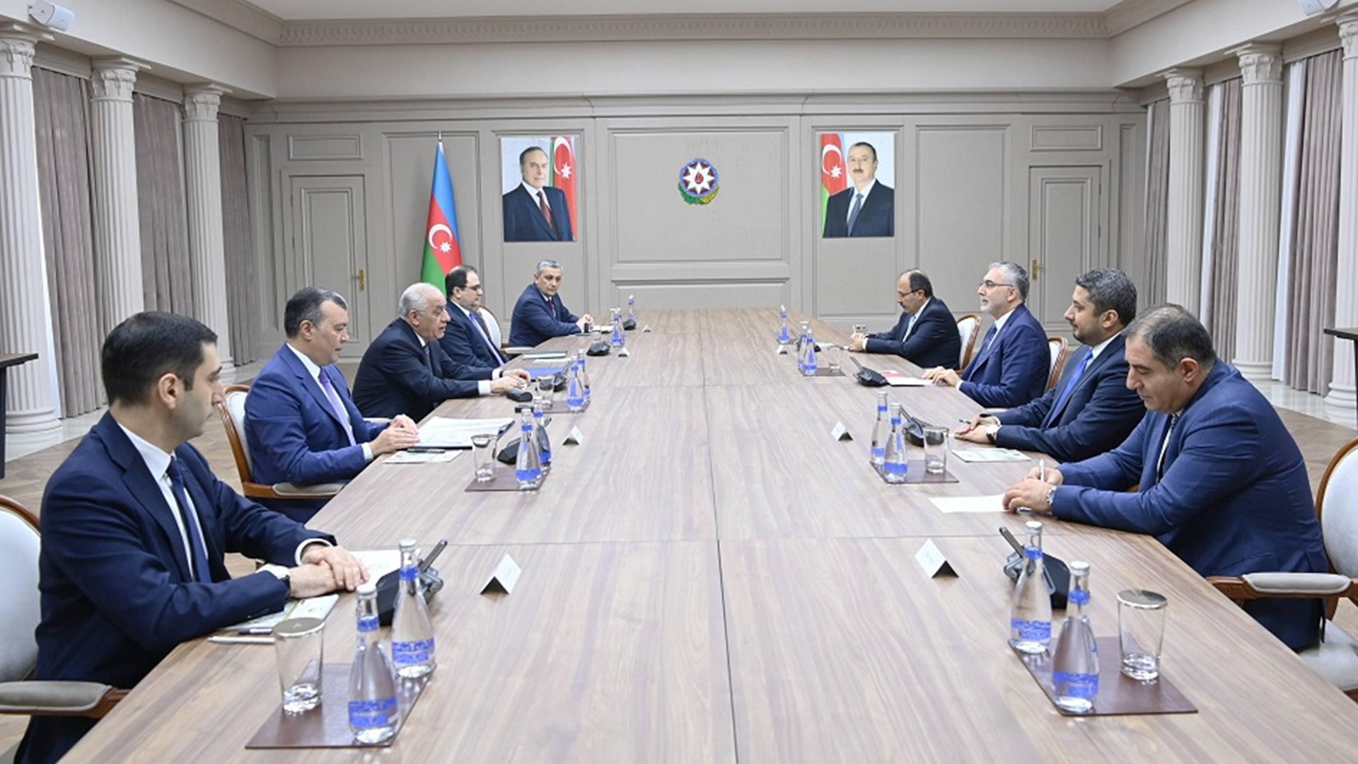 Çalışma ve Sosyal Güvenlik Bakanı Prof. Dr. Vedat Işıkhan, Azerbaycan’daki temasları kapsamında ilk olarak Azerbaycan milli lideri merhum Haydar Aliyev'in kabrini, Azerbaycan Şehitliği ve Türk Şehitliği’ni ziyaret etti.