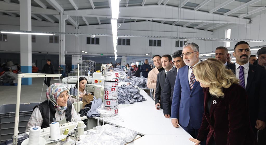 Çalışma ve Sosyal Güvenlik Bakanı Prof. Dr. Vedat Işıkhan, çeşitli temaslarda bulunmak ve programlara katılmak üzere Iğdır’a gitti.