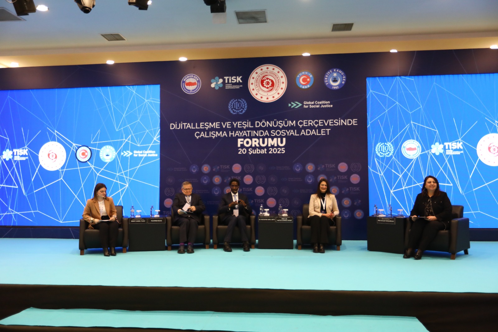 20 Şubat Dünya Sosyal Adalet Günü vesilesiyle, Bakanlığımızın öncülüğünde ve Küresel Sosyal Adalet Koalisyonu kapsamında düzenlenen “Dijitalleşme ve Yeşil Dönüşüm Çerçevesinde Sosyal Adalet Forumu” geniş katılımla gerçekleştirildi. Forum, Türkiye İşveren Sendikaları Konfederasyonu (TİSK), Türkiye İşçi Sendikaları Konfederasyonu (TÜRK-İŞ), Memur Sendikaları Konfederasyonu (MEMUR-SEN) ve Türkiye Kamu Çalışanları Sendikaları Konfederasyonu (KAMU-SEN) işbirliğiyle düzenlendi.