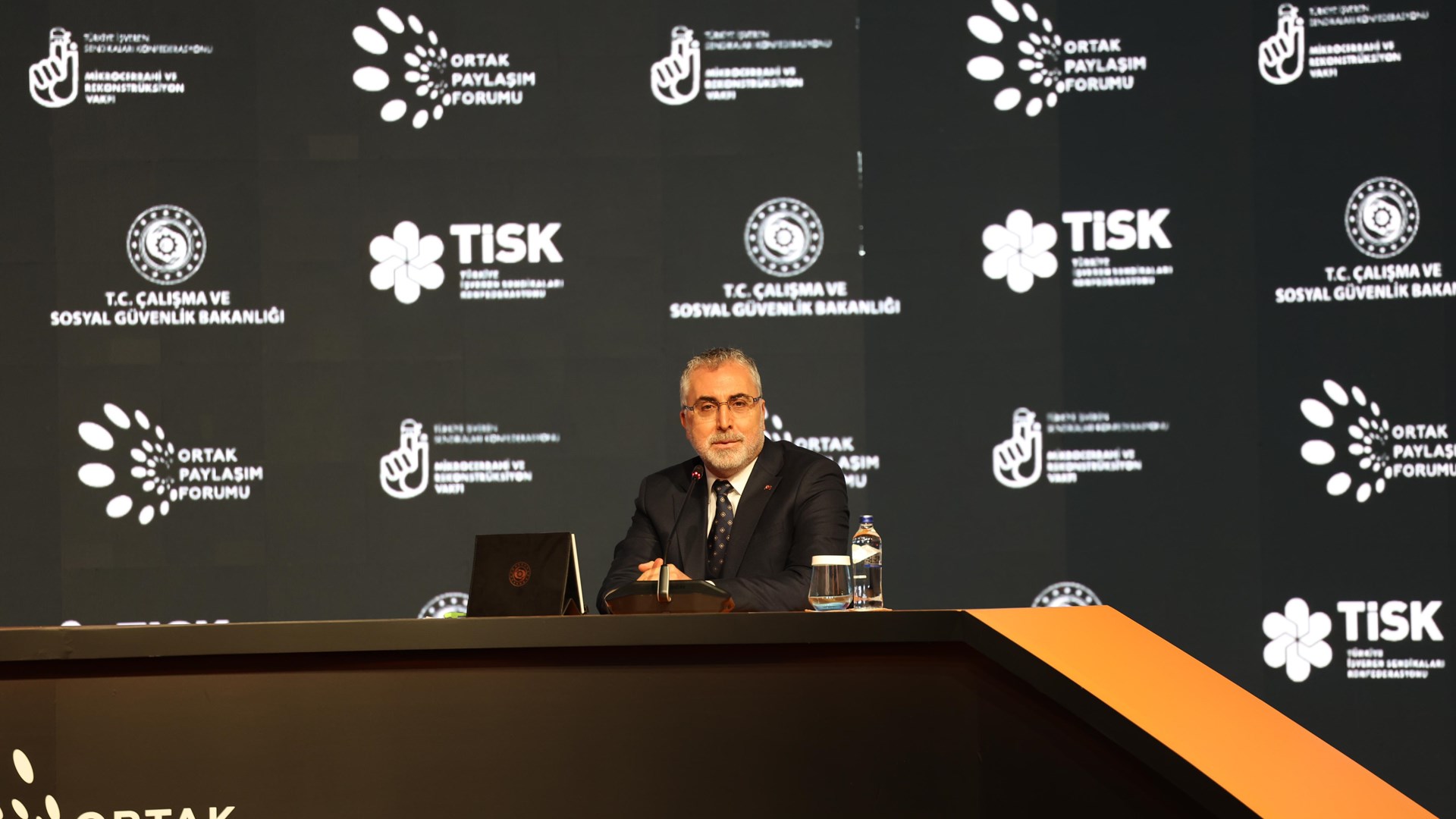 Çalışma ve Sosyal Güvenlik Bakanı Prof. Dr. Vedat Işıkhan, Cumhurbaşkanı Recep Tayyip Erdoğan’ın katılımıyla Çalışma ve Sosyal Güvenlik Bakanlığı ve Türkiye İşveren Sendikaları Konfederasyonu (TİSK) tarafından düzenlenen Ortak Paylaşım Forumu’nda konuştu.