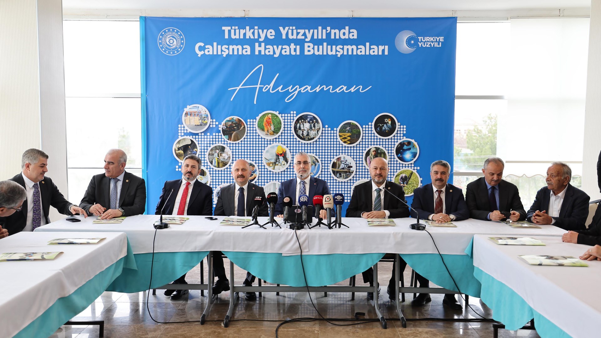 Çalışma ve Sosyal Güvenlik Bakanı Prof. Dr. Vedat Işıkhan, çeşitli temaslarda bulunmak ve programlara katılmak üzere Adıyaman’a gitti.