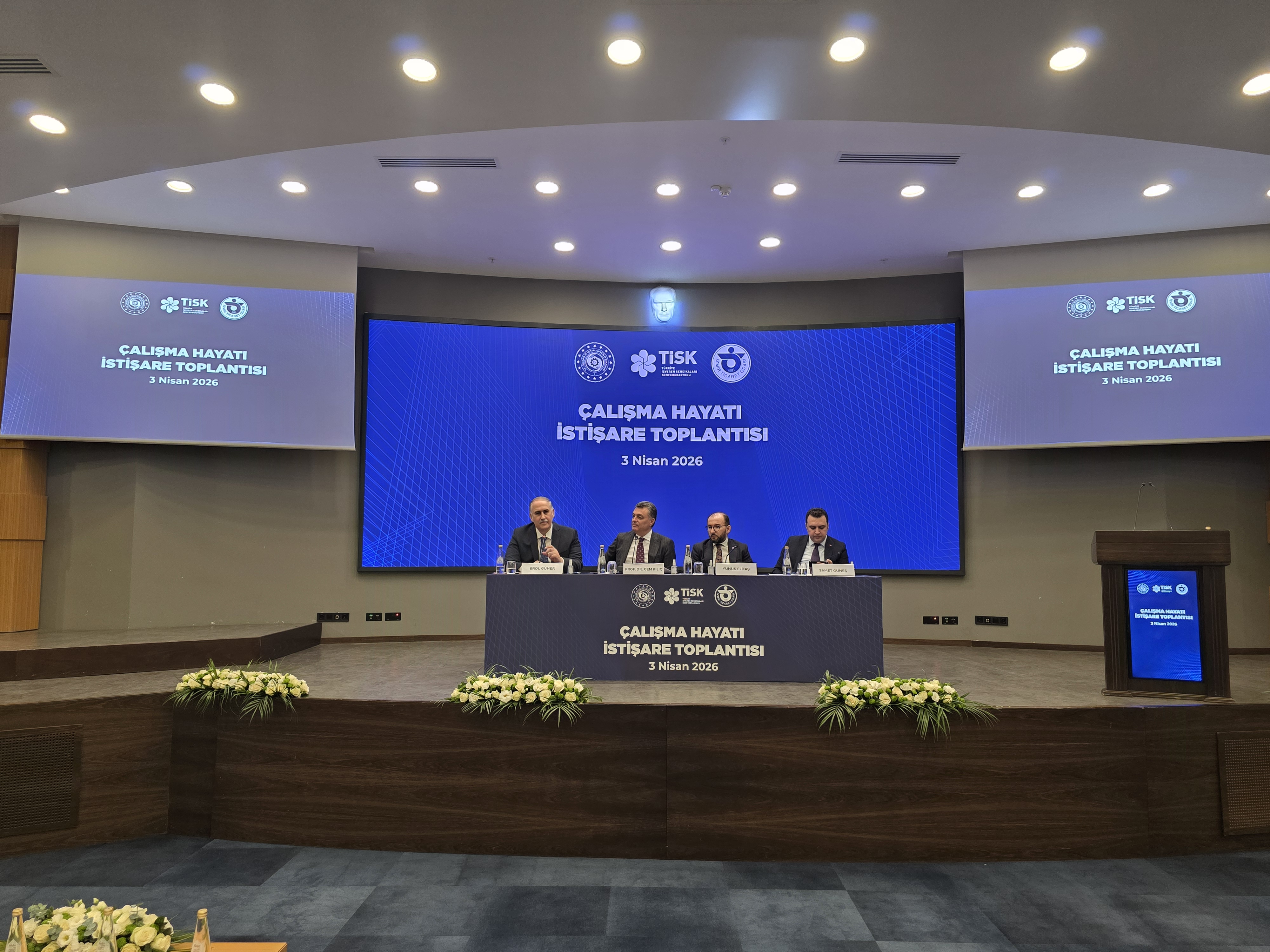 Çalışma Hayatı İstişare Toplantısı, 3 Nisan 2026 tarihinde Çalışma ve Sosyal Güvenlik Bakanımız Prof. Dr. Vedat Işıkhan’ın teşrifleriyle İzmir’de düzenlendi. Toplantıda çalışma hayatının güncel dinamikleri ve rehberlik faaliyetleri değerlendirildi.