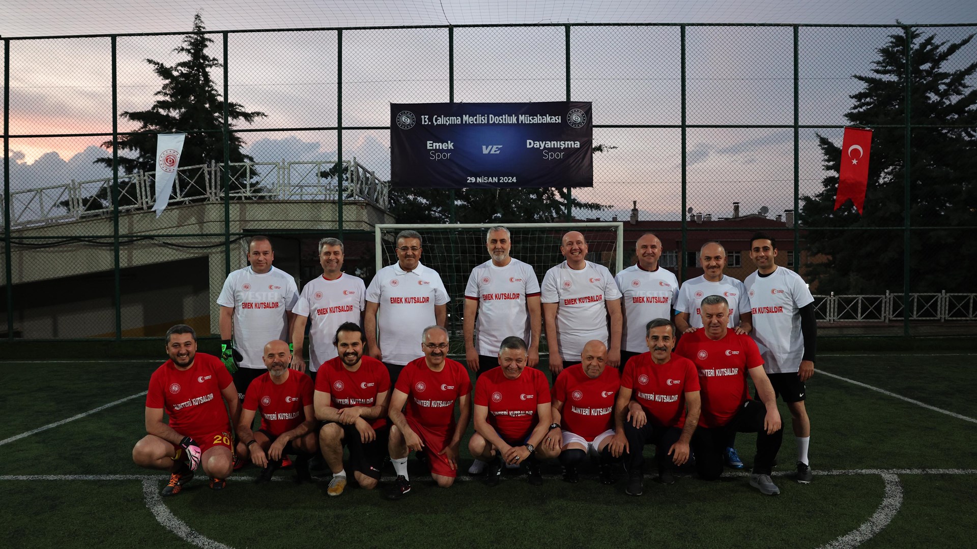 Çalışma ve Sosyal Güvenlik Bakanı Prof. Dr. Vedat Işıkhan, sendika temsilcileriyle halı sahada futbol maçı yaptı.