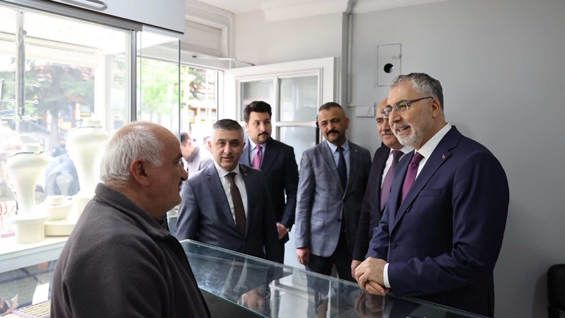 Çalışma ve Sosyal Güvenlik Bakanı Prof. Dr. Vedat Işıkhan, Kızılcahamam Belediye Başkanı Süleyman Acar’a hayırlı olsun ziyaretinde bulundu.