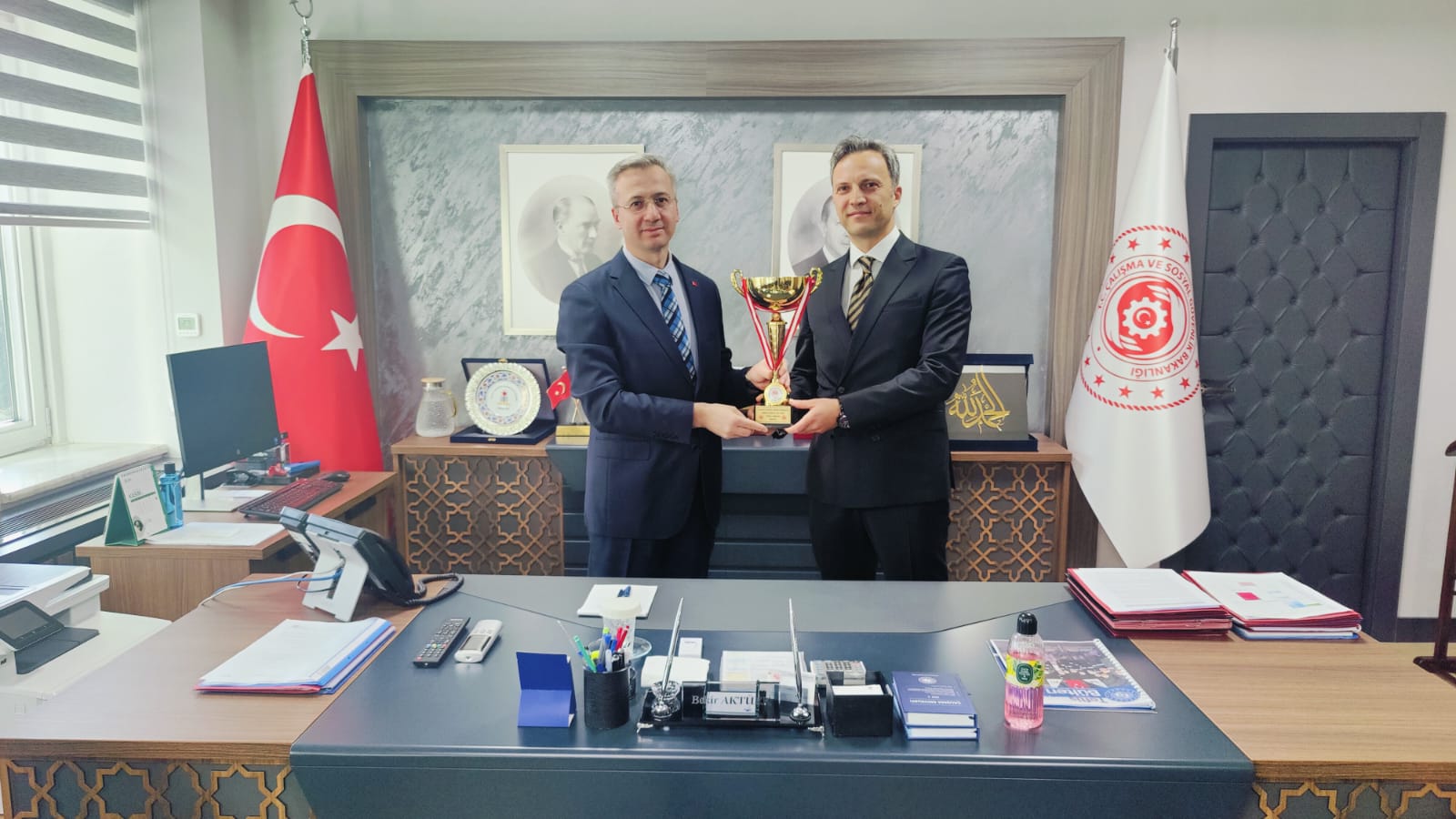 2024 yılı Bakanlığımız birimleri arasında yapılan geleneksel futbol turnuvasında şampiyon olan Rehberlik ve Teftiş Başkanlığı futbol takımımız, Başkanımız Bekir Aktürk’ü ziyaret ederek kendilerine şampiyonluk kupasını takdim etti.