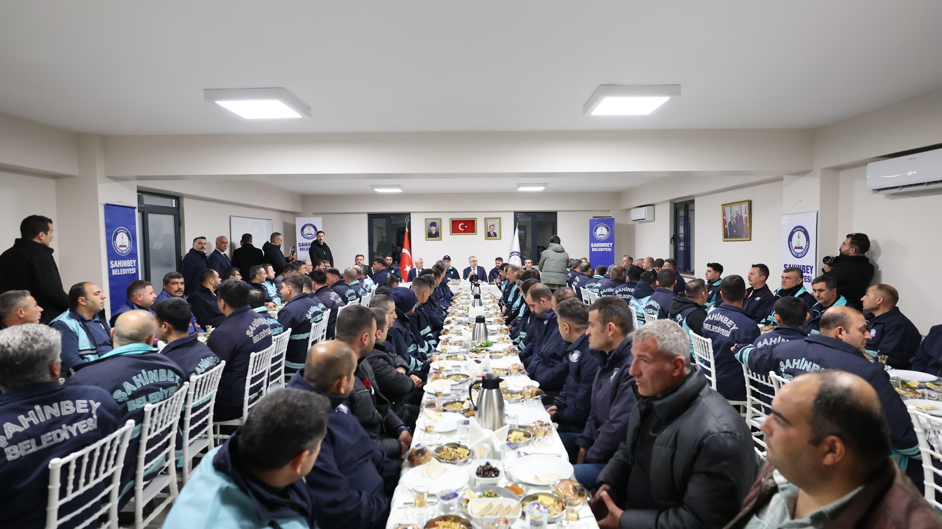 Bakan Işıkhan, Gaziantep'te İşçilerle Sahurda Bir Araya Geldi