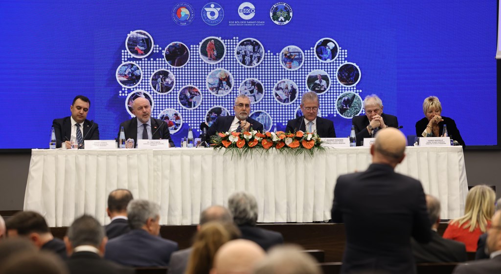 Çalışma ve Sosyal Güvenlik Bakanı Prof. Dr. Vedat Işıkhan, programlara katılmak ve çeşitlik temaslarda bulunmak üzere İzmir’e gitti.