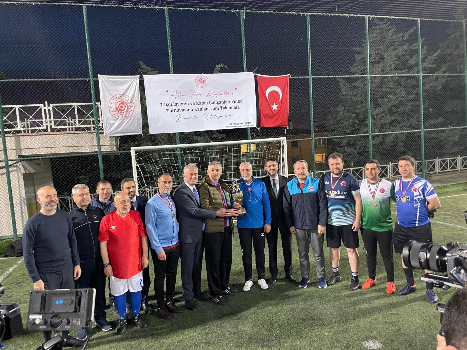 Bakanlığımız tarafından 1 Mayıs Emek ve Dayanışma Günü dolayısıyla düzenlenen “2. İşçi, İşveren ve Kamu Çalışanları Futbol Turnuvasında” Dış İlişkiler ve Avrupa Birliği Genel Müdürlüğümüz futbol takımı 3’üncü oldu.