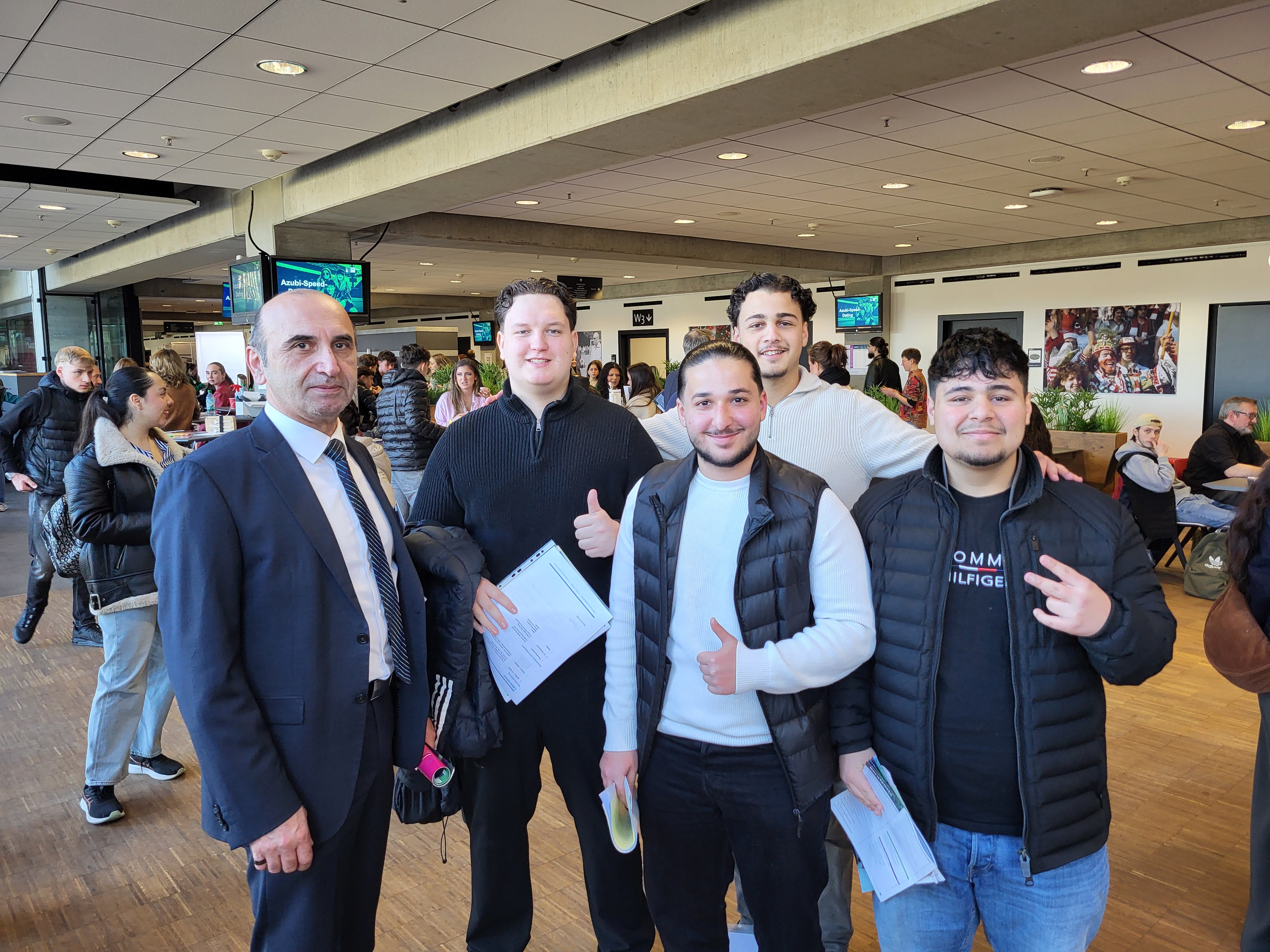 Köln Sanayi ve Ticaret Odasının düzenlediği ve 90 firmanın katıldığı meslek eğitim yeri için hızlı görüşme etkinliği (Speed-Dating) 19.03.2025 tarihinde Köln Rhein Energie  Stadyumunda gerçekleştirildi.