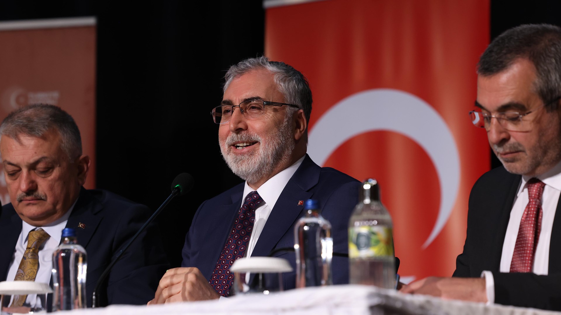 Çalışma ve Sosyal Güvenlik Bakanı Prof. Dr. Vedat Işıkhan, çeşitli ziyaretlerde bulunmak ve programlara katılmak üzere Malatya’ya gitti.