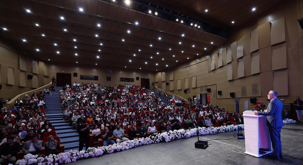 Çalışma ve Sosyal Güvenlik Bakanı Prof. Dr. Vedat Işıkhan, çeşitli temaslarda bulunmak ve “Milli Müdafaadan Milli Kalkınmaya; Türkiye Yüzyılı’nın Kadınları, Kadın İstihdam Sistemi İş Pozitif Tanıtım Programı ve Fuar Açılışı” programına katılmak üzere Sivas’a gitti.