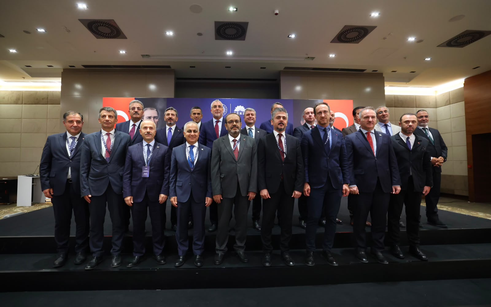 Çalışma ve Sosyal Güvenlik Bakanı Prof. Dr. Vedat Işıkhan, Türk Ağır Sanayii ve Hizmet Sektörü Kamu İşverenleri Sendikası (TÜHİS) tarafından düzenlenen “Çalışma Hayatında Dijital Dönüşüm ve Gençler Semineri Programı”na katıldı.