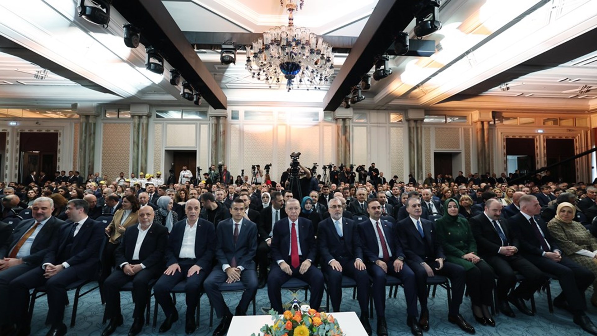 Çalışma ve Sosyal Güvenlik Bakanı Prof. Dr. Vedat Işıkhan, Cumhurbaşkanı Recep Tayyip Erdoğan’ın katılımıyla Çalışma ve Sosyal Güvenlik Bakanlığı ve Türkiye İşveren Sendikaları Konfederasyonu (TİSK) tarafından düzenlenen Ortak Paylaşım Forumu’nda konuştu.