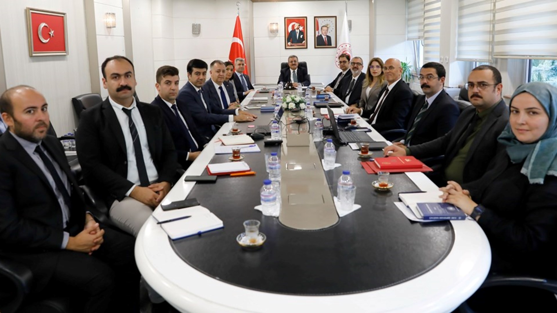 Çalışma ve Sosyal Güvenlik Bakan Yardımcımız Faruk Özçelik, Maliye Bakanlığı, Türk-İş ve TİSK’ten katılımcıların bulunduğu toplantıya başkanlık etti.