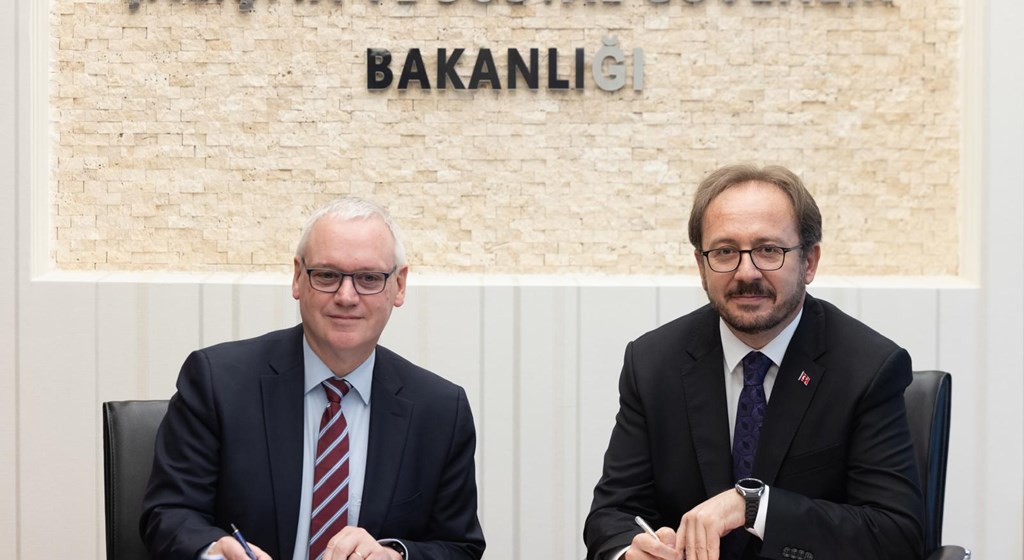 Almanya Federal Cumhuriyeti Çalışma ve Sosyal İşler Bakanlığı Parlamenter Müsteşarı Anette Kramme başkanlığındaki heyet, Bakanığımızı ziyaret ederek, Bakanlıklararası ilişkilerin güçlendirilmesi ve işbirliği olanaklarını ele aldı.