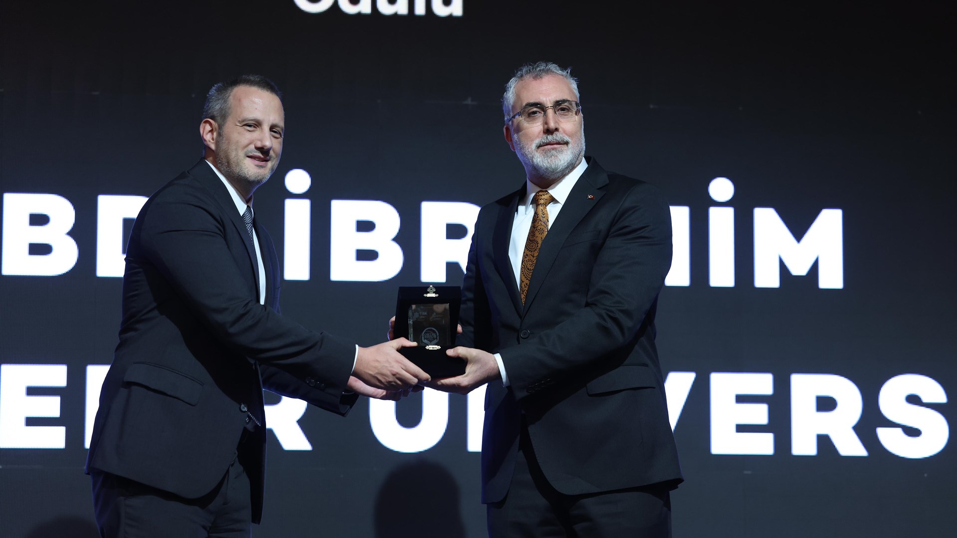 Çalışma ve Sosyal Güvenlik Bakanı Prof. Dr. Vedat Işıkhan, Türkiye İşveren Sendikaları Konfederasyonu’nun (TİSK) düzenlediği “Cumhuriyetimizin 100’üncü Yılında Çalışma Hayatı” Programı Ödül Törenine katıldı.