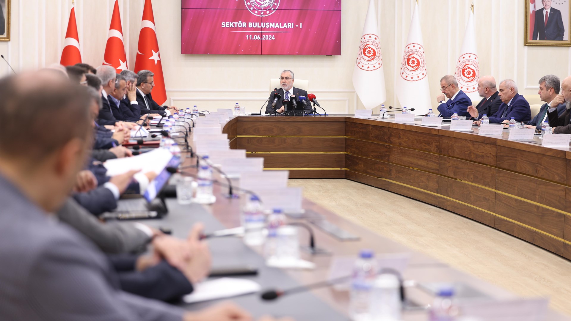 Çalışma ve Sosyal Güvenlik Bakanı Prof. Dr. Vedat Işıkhan, Çalışma ve Sosyal Güvenlik Bakanlığı Reşat Moralı Toplantı Salonu’nda düzenlenen tekstil, giyim ve deri sektörünün temsilcilerinin katıldığı “I. Sektör Buluşmaları Programı” na katıldı.