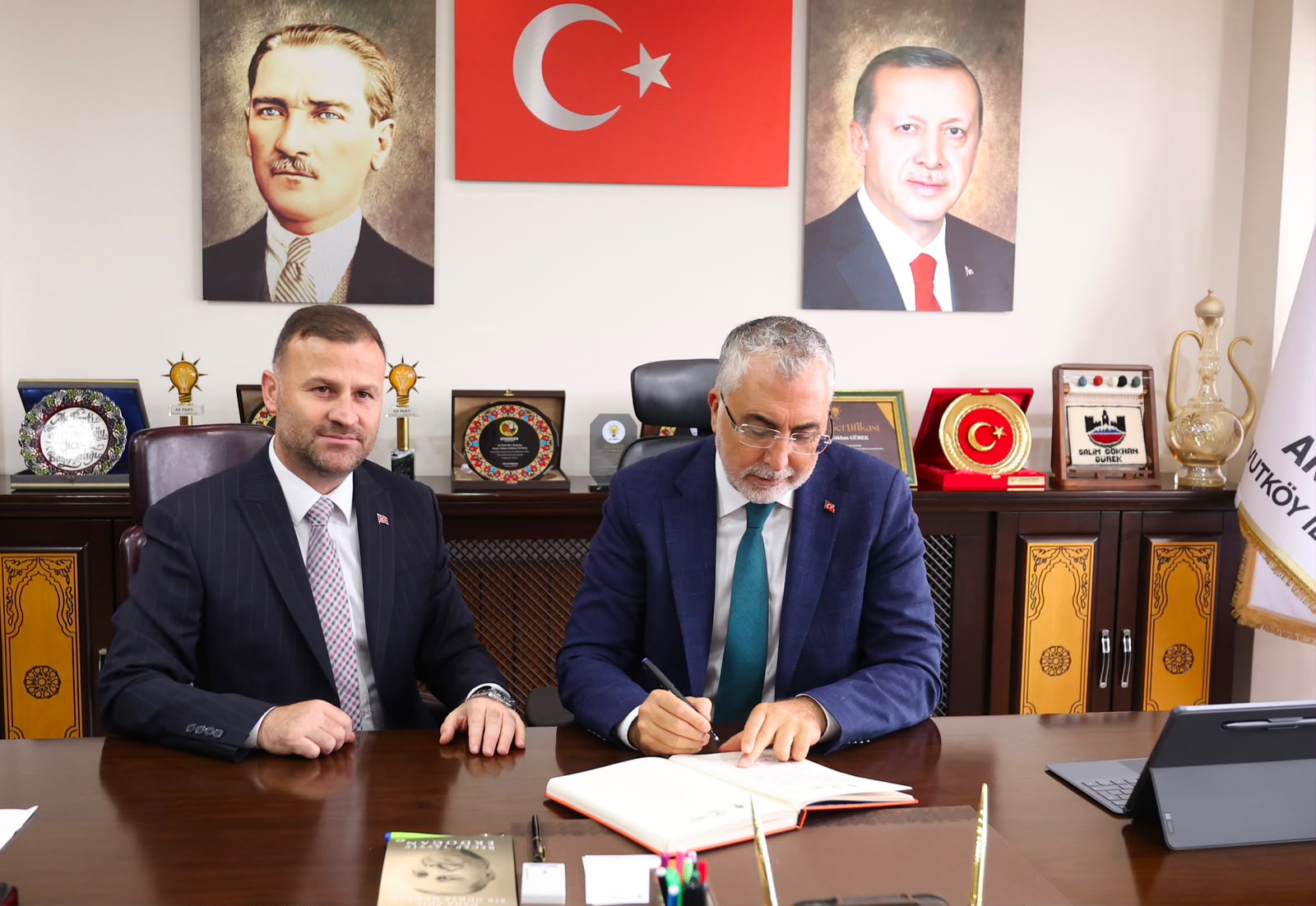 Çalışma ve Sosyal Güvenlik Bakanı Prof. Dr. Vedat Işıkhan, çeşitli ziyaretlerde bulunmak ve programlara katılmak üzere İstanbul’a gitti.