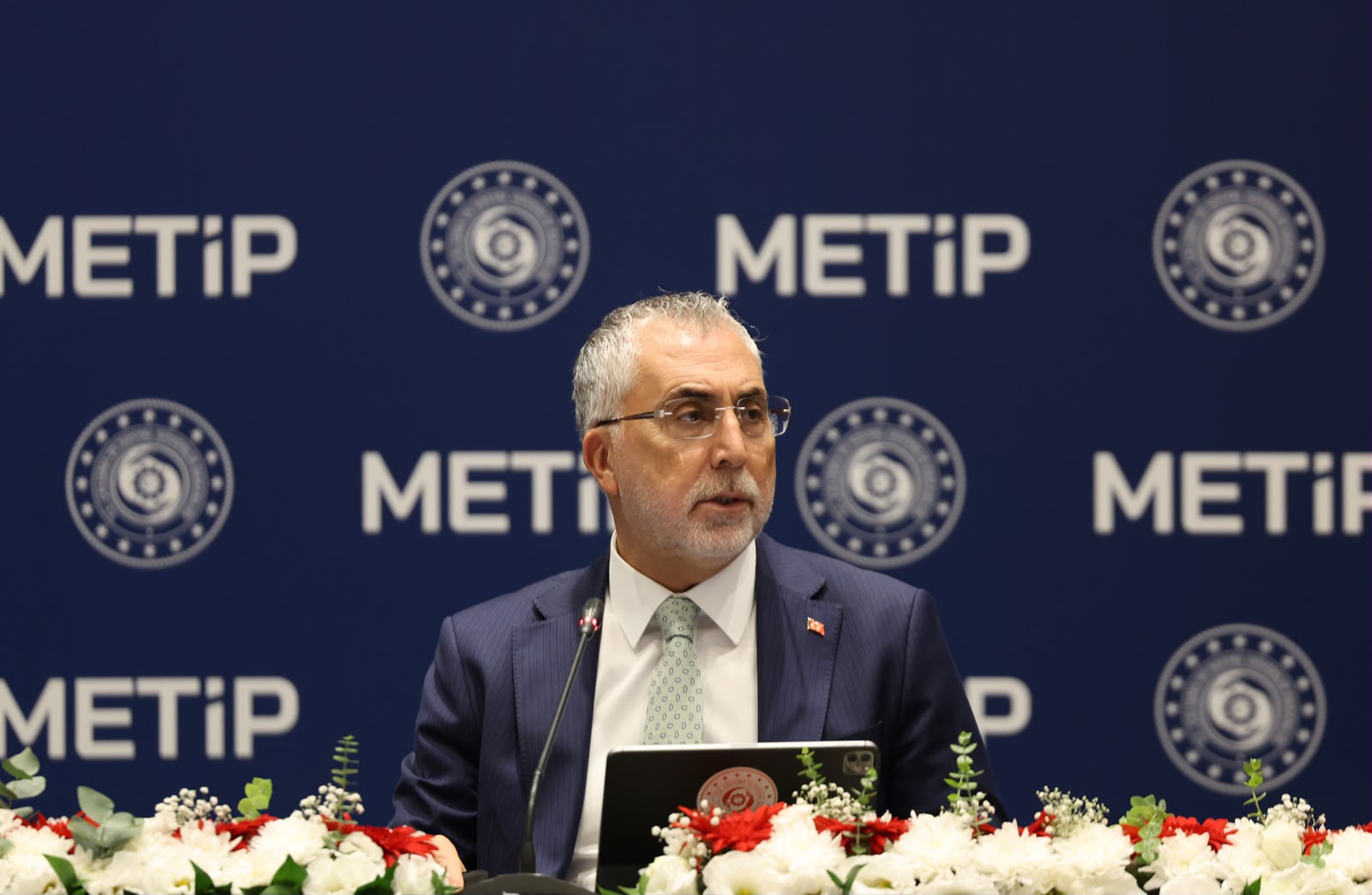 Çalışma ve Sosyal Güvenlik Bakanı Prof. Dr. Vedat Işıkhan, Çalışma ve Sosyal Güvenlik Bakanlığı tarafından düzenlenen “Mevsimlik Tarım İşçiliği İzleme ve Değerlendirme Kurulu Toplantısı”na katıldı.