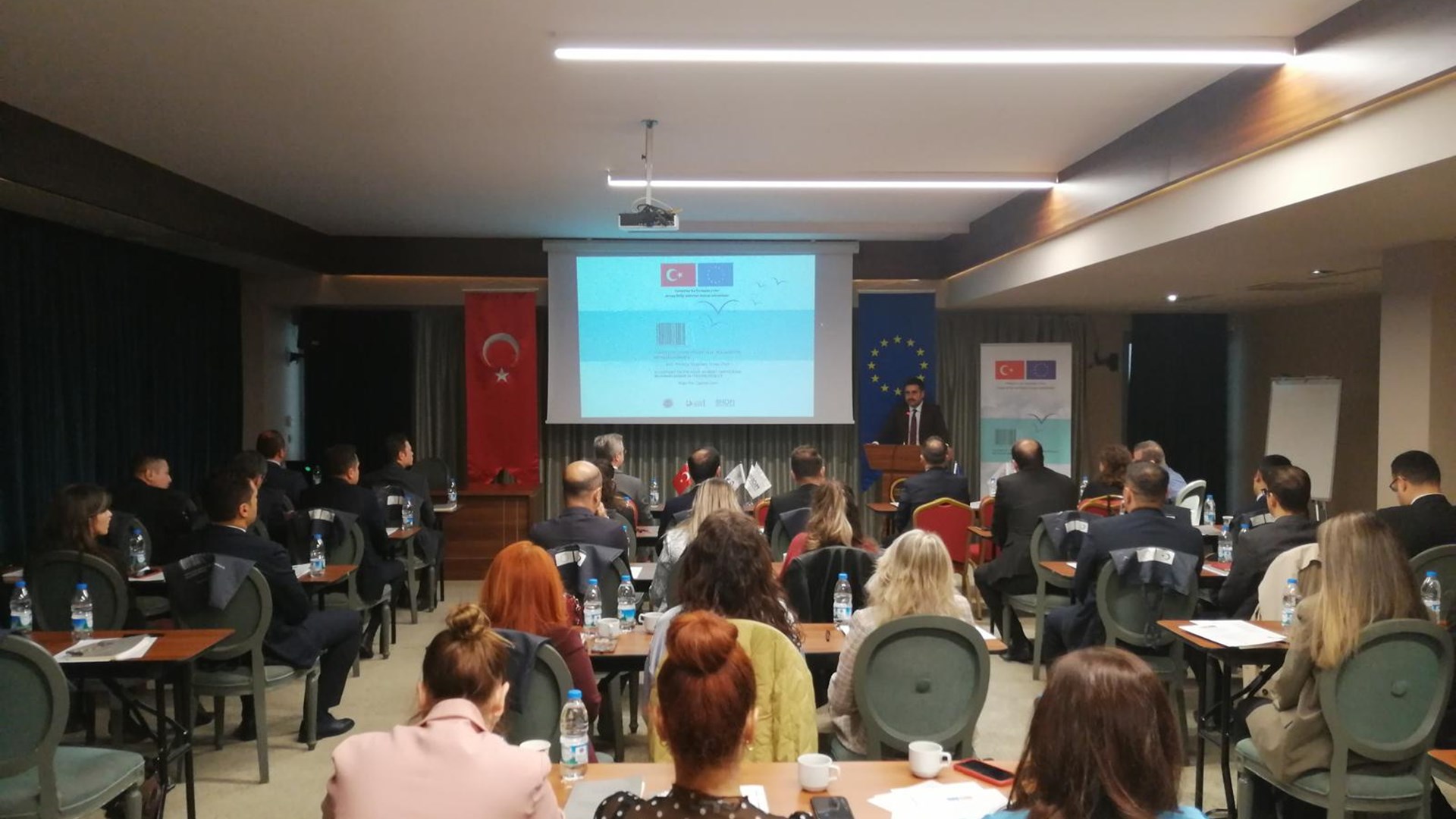 2025–2030 İnsan Ticaretiyle Mücadele Ulusal Eylem Planı kapsamında iş müfettişlerimizin mesleki yetkinliklerini artırmak amacıyla düzenlenen üç günlük çalıştay, 6 Ekim 2025 tarihinde gerçekleştirilen açılış oturumuyla başladı. Başkanlığımız ve Göç İdaresi Başkanlığı iş birliğiyle düzenlenen program, insan ticareti ve zorla çalıştırma ile mücadelede teftiş süreçlerinin etkinliğini artırmaya odaklanıyor.