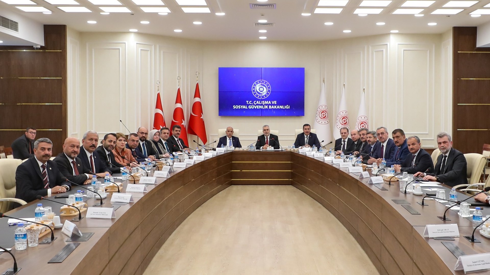 Çalışma ve Sosyal Güvenlik Bakanı Vedat Işıkhan, Çalışma ve Sosyal Güvenlik Bakanlığı Reşat Moralı Toplantı Salonu’nda 6 Şubat depremlerinden etkilenen iller ile ilgili değerlendirme toplantısına katıldı.