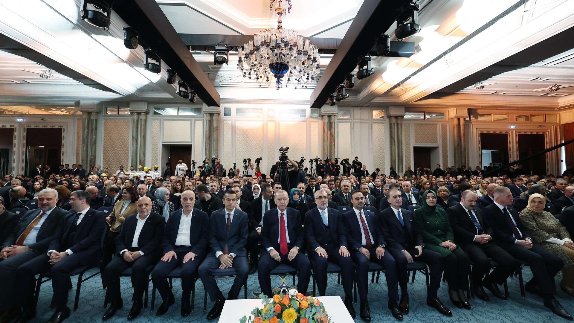 Çalışma ve Sosyal Güvenlik Bakanı Prof. Dr. Vedat Işıkhan, Cumhurbaşkanı Recep Tayyip Erdoğan’ın katılımıyla Çalışma ve Sosyal Güvenlik Bakanlığı ve Türkiye İşveren Sendikaları Konfederasyonu (TİSK) tarafından düzenlenen Ortak Paylaşım Forumu’nda konuştu.