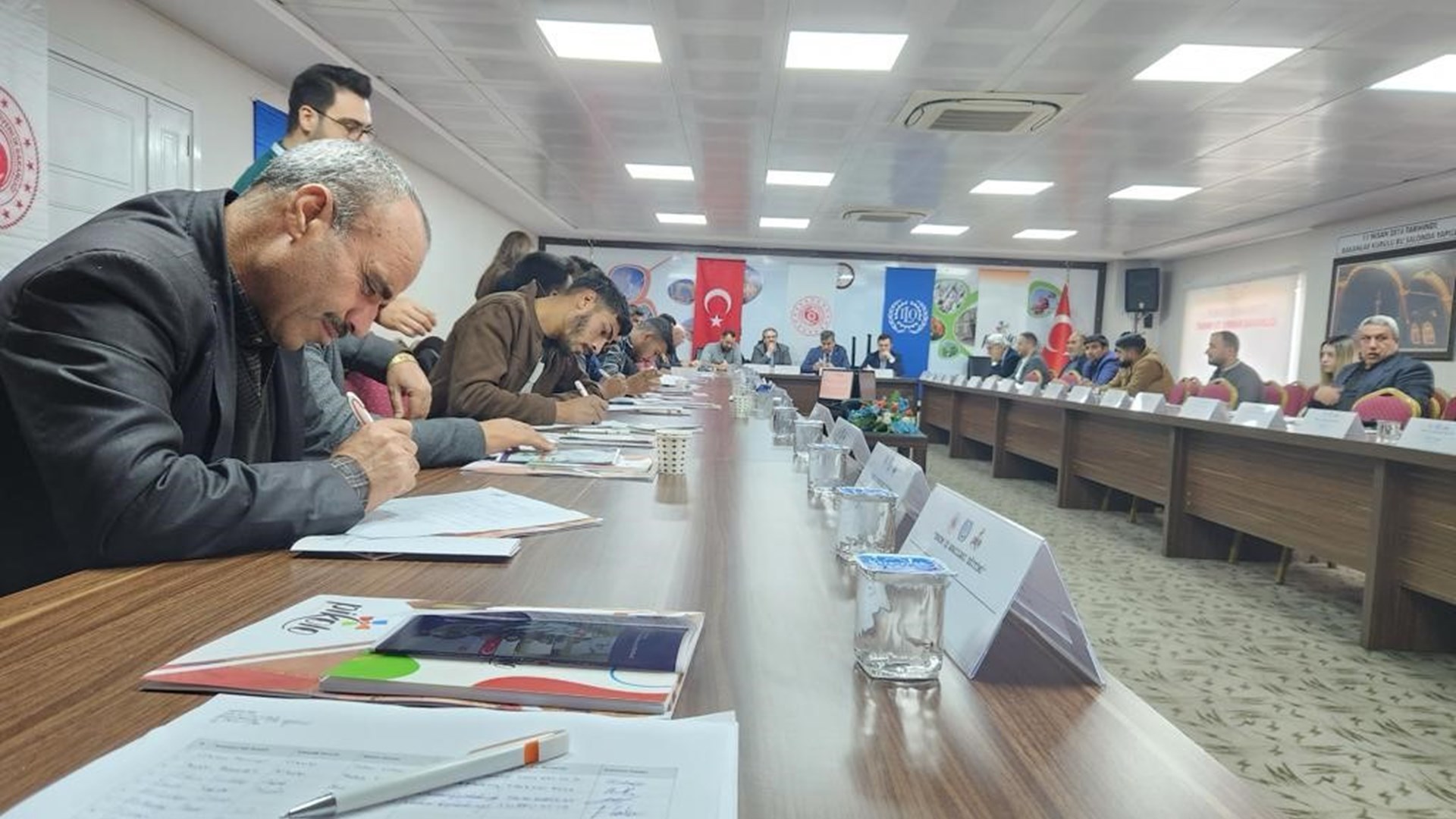 Çalışma ve Sosyal Güvenlik Bakanlığı, Çalışma Genel Müdürlüğü tarafından yürütülen Çocuk İşçiliği ile Mücadele Ulusal Programı çerçevesinde, mevsimlik tarım işçileri ve ailelerinin yaşam koşullarını iyileştirmek, kamu hizmetlerine erişimi kolaylaştırmak ve mevsimlik tarımda çocuk işçiliğini önlemek amacıyla çeşitli kurum ve kuruluşlarla faaliyetler yürütülmektedir.