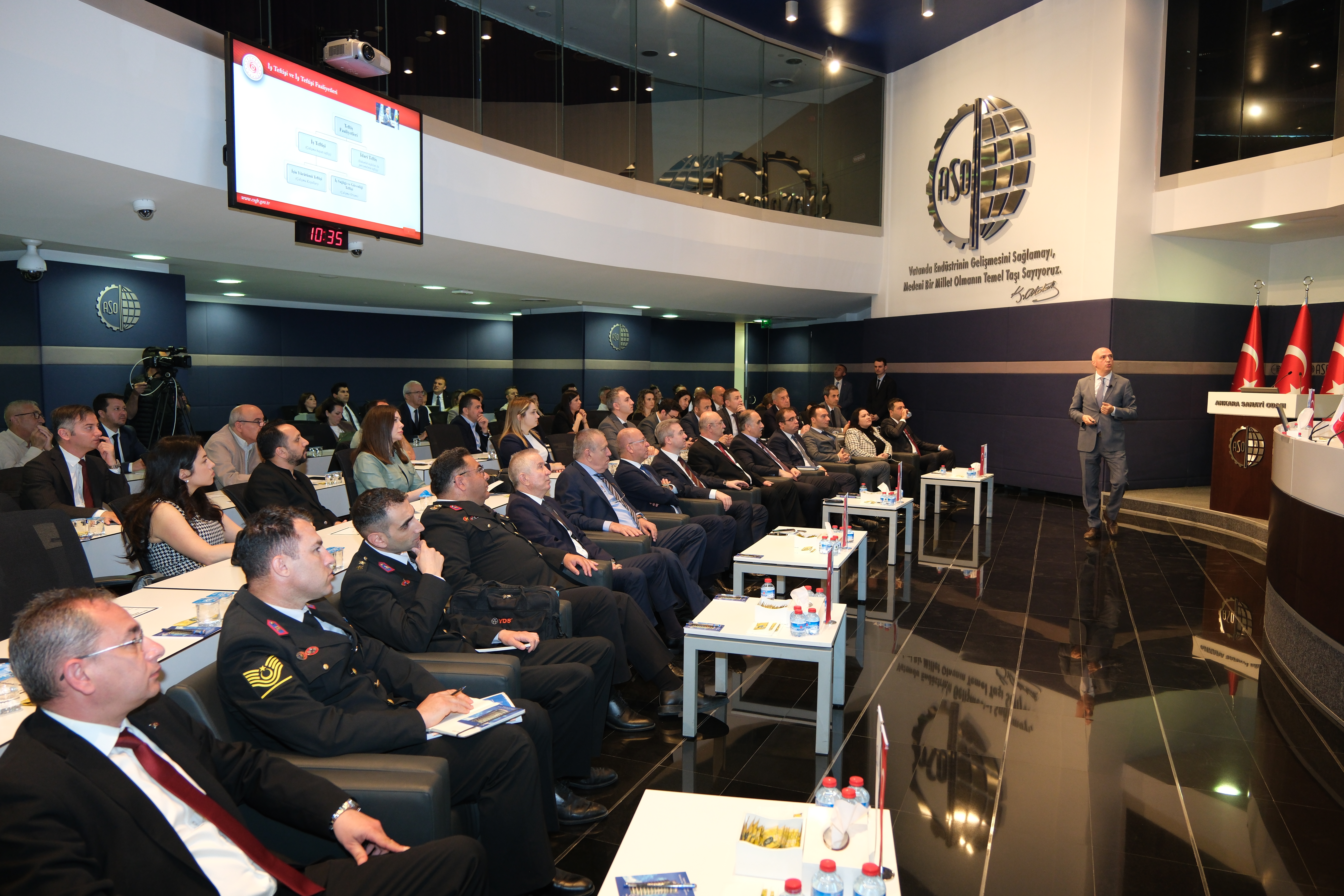 Rehberlik ve Teftiş Başkanlığı tarafından çalışma ortamı ile çalışma koşullarına ilişkin farkındalık oluşturmak amacıyla düzenlenen rehberlik ve bilgilendirme toplantısı, Ankara Sanayi Odası (ASO) ev sahipliğinde Türkiye İnşaat Sanayicileri İşveren Sendikası(İNTES) ile Türkiye Müteahhitler Birliği’nden(TMB) sektör temsilcilerinin katılımıyla 24 Nisan 2025 tarihinde gerçekleştirildi.