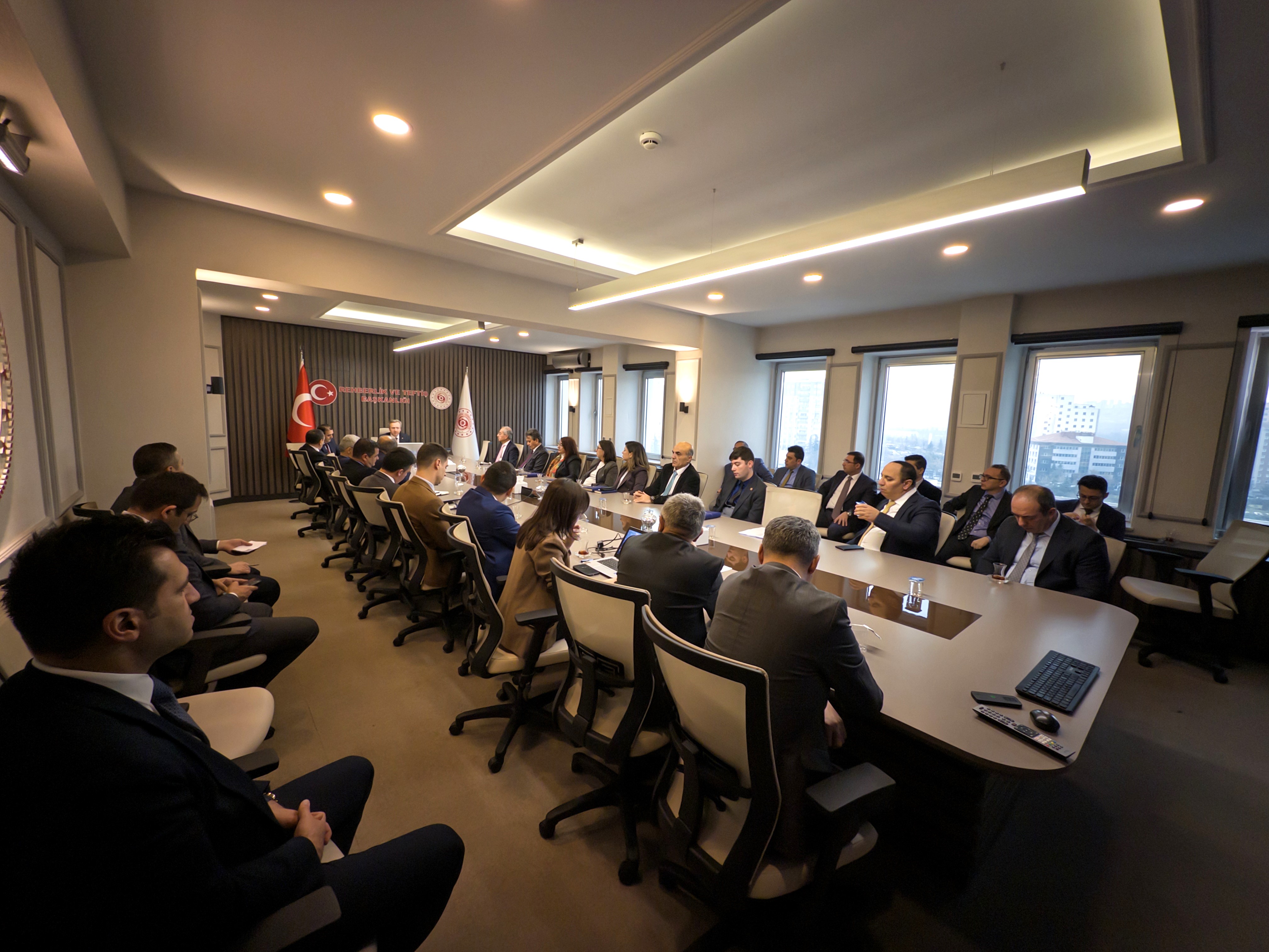 Rehberlik ve Teftiş Başkanlığımız bünyesinde faaliyet gösteren çalışma grupları, 2025 yılı çalışmalarına ilişkin yıllık değerlendirme toplantılarını tamamladı. Gerçekleştirilen oturumlarda, yıl boyunca yürütülen teftiş ve rehberlik faaliyetleri detaylandırılırken, 2026 yılına ait planlamalar ele alındı.