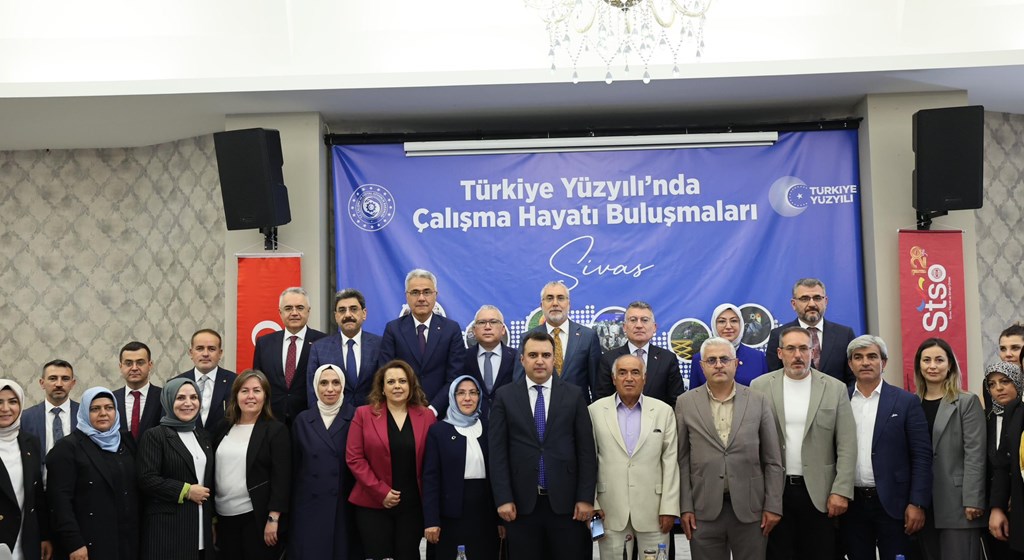 Çalışma ve Sosyal Güvenlik Bakanı Prof. Dr. Vedat Işıkhan, çeşitli temaslarda bulunmak ve “Milli Müdafaadan Milli Kalkınmaya; Türkiye Yüzyılı’nın Kadınları, Kadın İstihdam Sistemi İş Pozitif Tanıtım Programı ve Fuar Açılışı” programına katılmak üzere Sivas’a gitti.