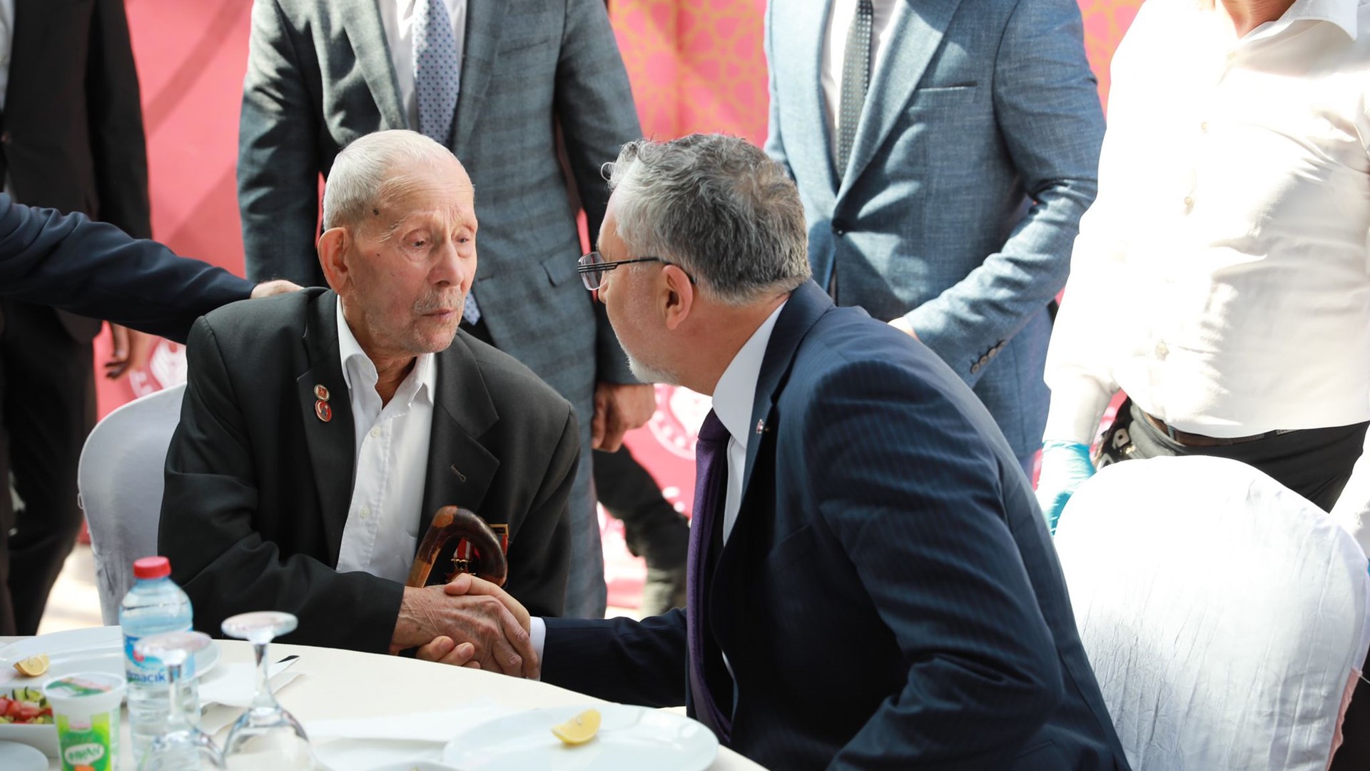 Çalışma ve Sosyal Güvenlik Bakanı Prof. Dr. Vedat Işıkhan, “Şehir Buluşmaları” kapsamında ziyaretlerde bulunmak ve programlara katılmak üzere Zonguldak’a gitti.