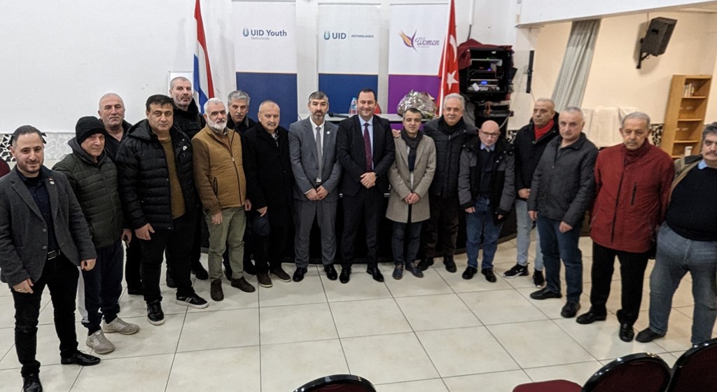 Deventer Labour and Social Security Attaché met Turkish citizens at the Türkiyem Mosque in Arnhem.