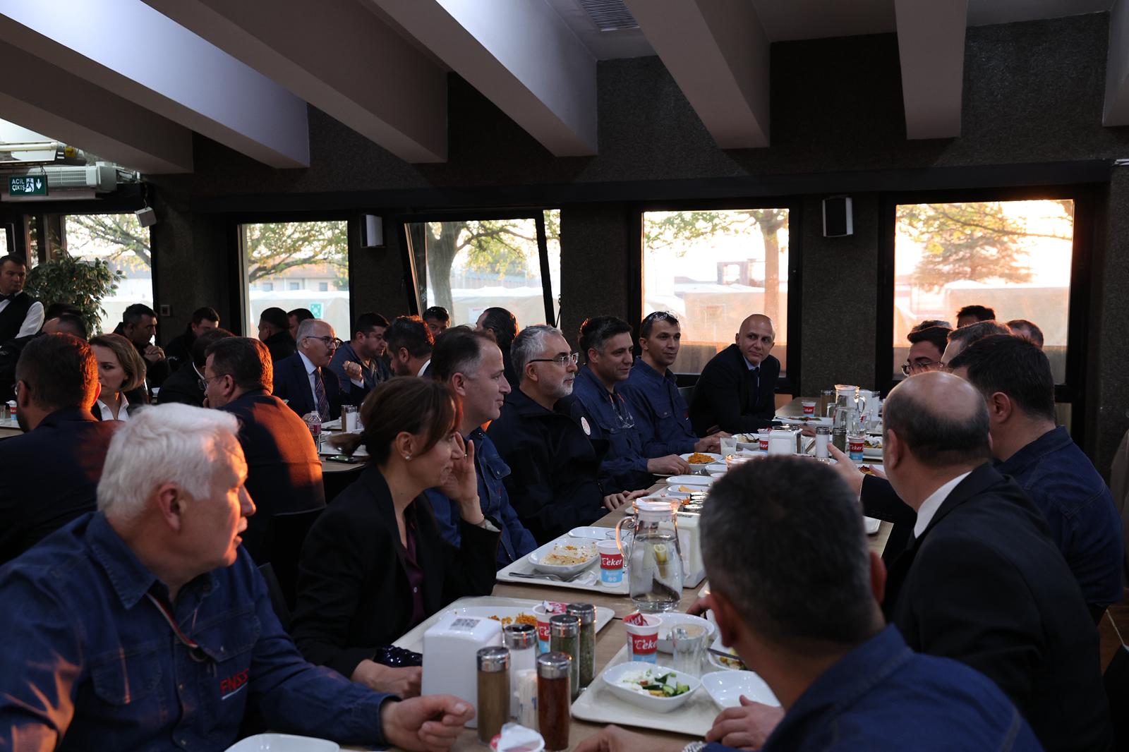 Çalışma ve Sosyal Güvenlik Bakanı Vedat Işıkhan, Pursaklar Belediyesi işçilerini ziyaret ederek, 1 Mayıs Emek ve Dayanışma Günü'nü kutladı.